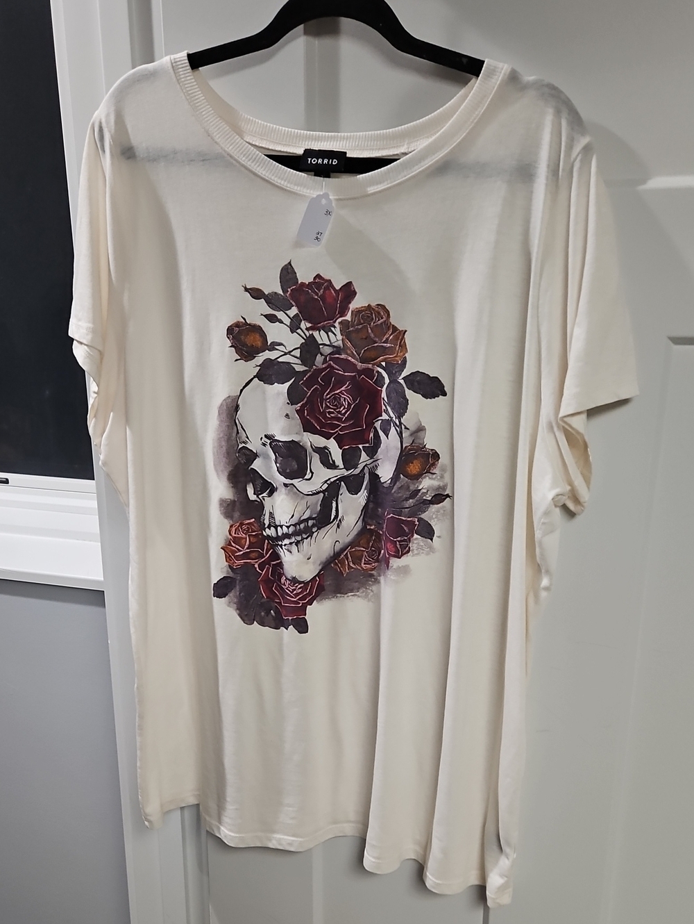 torrid cream graphic tee with burgundy & brown rose skull